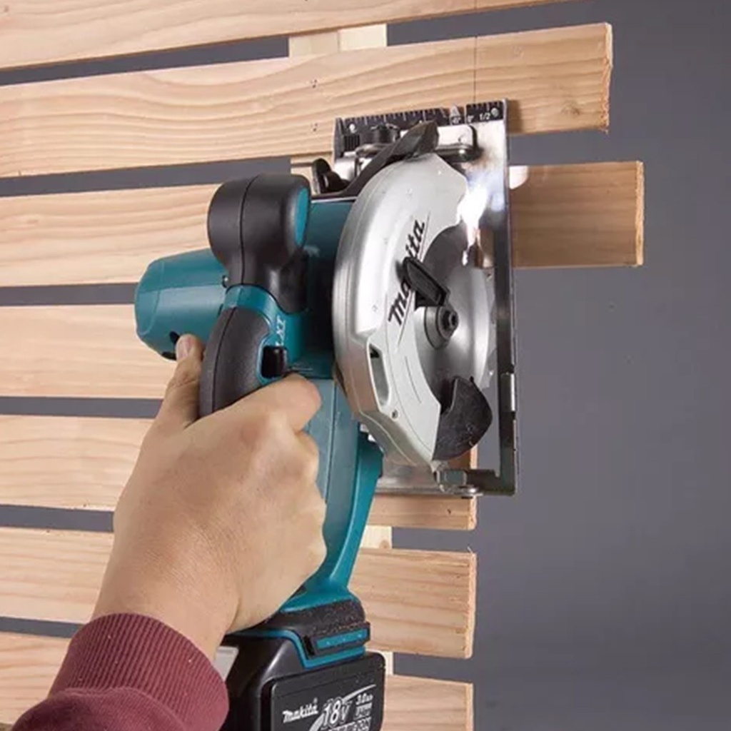 Sierra Circular 5-3/8 (136 mm)  3.600 rpm. (0°:51mm / 45°:35mm) 2,7 kg. / 2 Baterías Li-ion 3,0Ah + Cargador